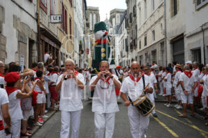 Théo Cheval 2017 Fêtes de Bayonne – Défilé des Bandas et Géants 05