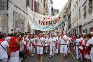 Théo Cheval 2017 Fêtes de Bayonne – Défilé des Bandas et Géants 15